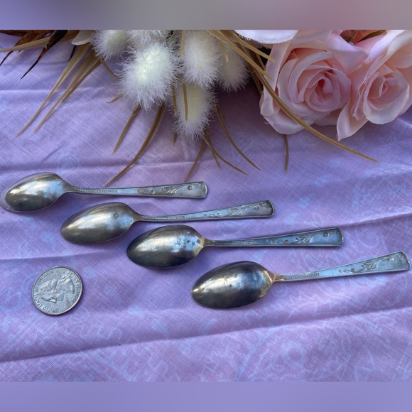 Tea anyone? Delicate teeny 4-1/2” vintage silverplate spoon set by Harmony House - Picture 4 of 5